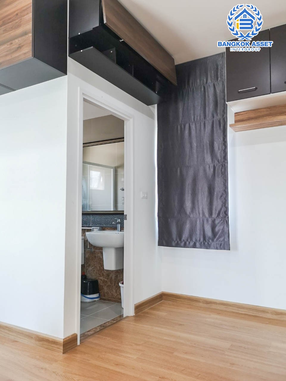 บ้านแฝดมือสอง ม.โกลเด้นนีโอ สาทร บ้านสวย หลังมุม เนื้อที่กว้างถึง 40.8 ตร.ว. ฟังก์ชัน 4 ห้องนอน 4 ห้องน้ำ จอดรถได้ 2 คัน ตกแต่งใหม่ พร้อมเข้าอยู่ ราคาถูกสุดๆ บนทำเลเชื่อมต่อหลายเส้นทาง ใกล้รถไฟฟ้าสายสีเขียว "สถานีวุฒากาศ" และ ทางด่วน "สาทร"